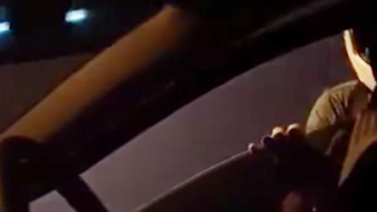 เปิดคลิป หนุ่มหัวร้อนชกหน้าผู้หญิง ทั้งที่ยกมือไหว้ ขอโทษหลายครั้ง