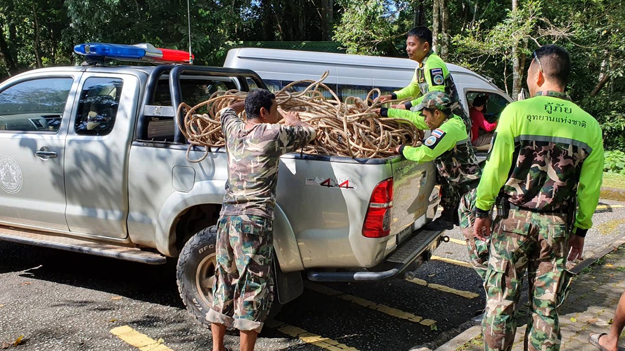 เจ้าหน้าที่เตรียมกู้ซากช้างตกเหว ยันป้องกันไม่ให้ไหลลงเขื่อนขุนด่าน