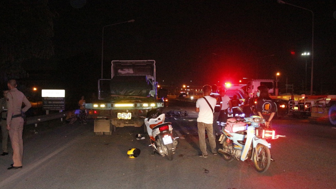 สยอง สาว ม.ดัง ควบ จยย.เสยท้ายสิบล้อจอดข้างทาง คอขาดดับคาที่