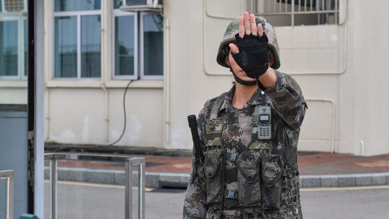 กองทัพจีนขยับ ‘ชักธงเหลือง’ เตือนม็อบฮ่องกงครั้งแรก หลังประท้วงเดือด
