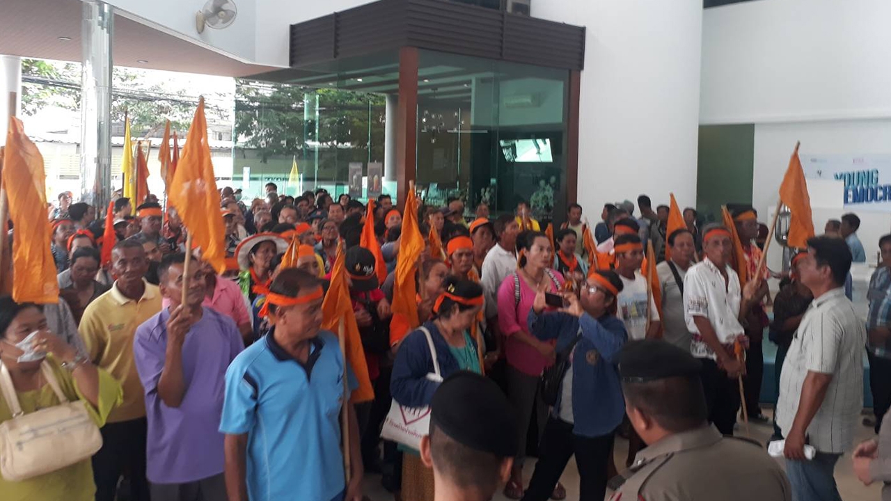 “ม็อบเกษตรกร” บุก ปชป.ทวงสัญญา 7 ข้อ ขอยกเลิกหนี้สิน 