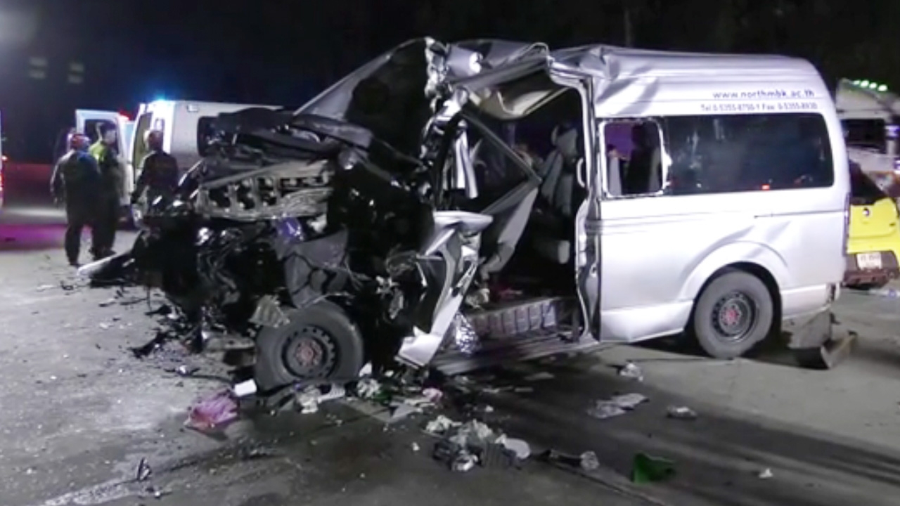 เศร้า รถตู้พานักศึกษาไปรับทุนฯ ชนท้ายสิบล้อเสียชีวิต 3 เจ็บ 19 ราย