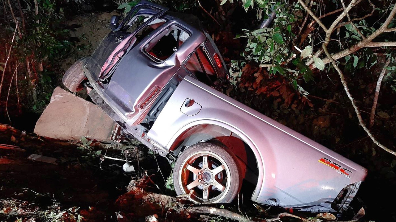 อีกแล้ว ปิกอัพเสียหลักชนเสาไฟส่องสว่าง ที่ระยอง ตาย 4 เจ็บ 3 