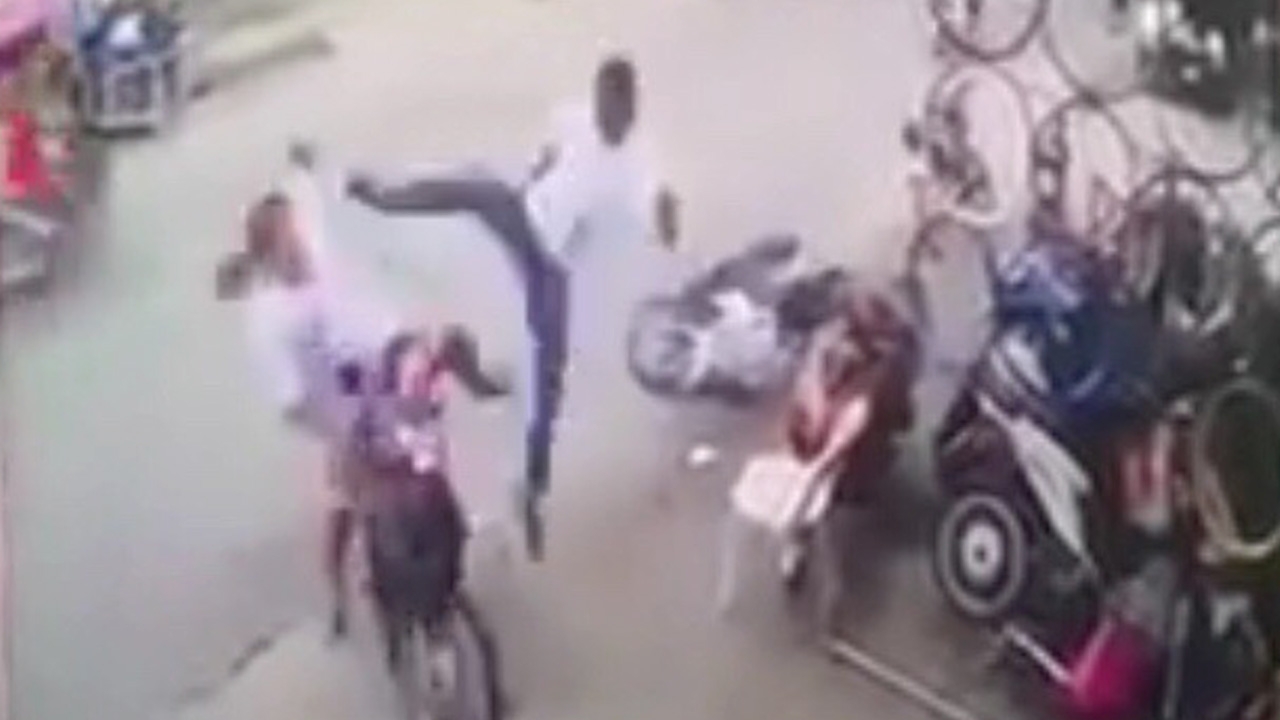 แชร์สนั่น หนุ่มโดดถีบสาว มอเตอร์ไซค์ล้มพร้อมเด็กน้อย ไม่พอจะเอาเก้าอี้ฟาด (คลิป)