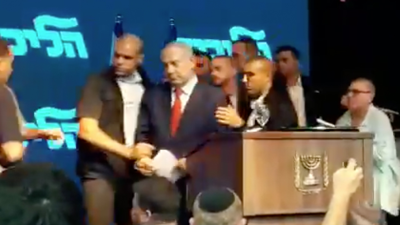 จรวดกาซาตกใส่เมืองตอนนายกฯ อิสราเอลหาเสียง การ์ดต้องพาเข้าที่หลบภัย (คลิป)