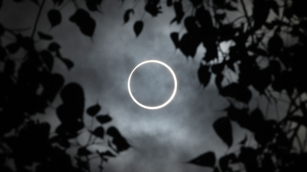 สวยตะลึง ประมวลภาพ ปรากฏการณ์สุริยุปราคาวงแหวน ‘ring of fire’