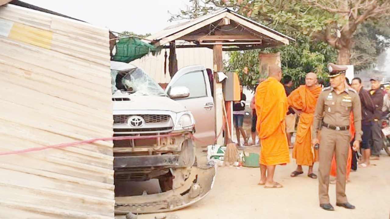 หลวงพี่ขับเอง พาพระไปกิจนิมนต์ แหกโค้งพุ่งชนสาวใหญ่คอหัก