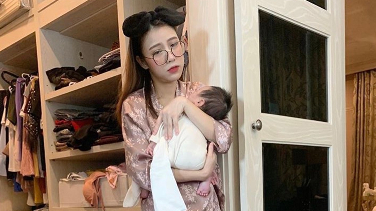 แอปเปิ้ล ลงภาพอุ้มลูกแต่ถูกโฟกัสผิดจุดจนเกิดดราม่า 