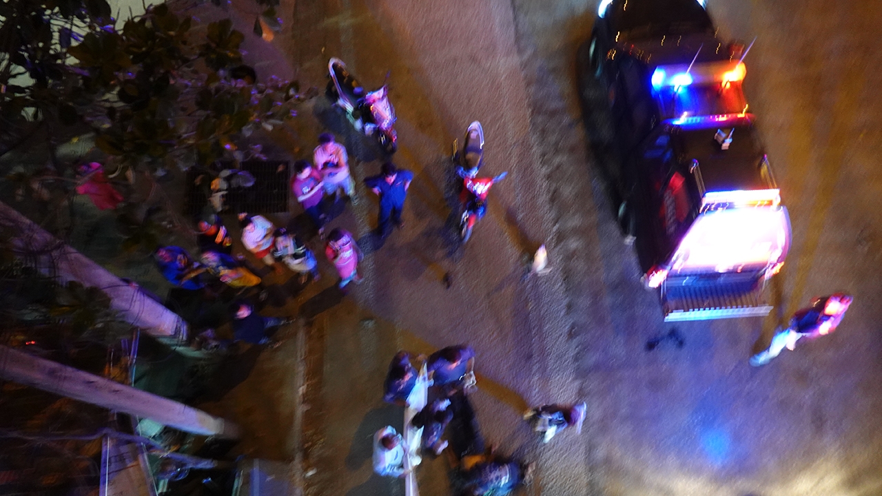 ลุงเมาหนักพลัดตกสะพานลอย กู้ภัยเร่งเข้าช่วย แต่ยื้อชีวิตไม่อยู่