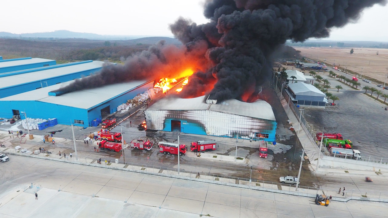 ไฟไหม้โรงงานเม็ดพลาสติกที่ชลบุรี ไฟเผาวอด 2 โกดัง เสียหายราว 30 ล้านบาท