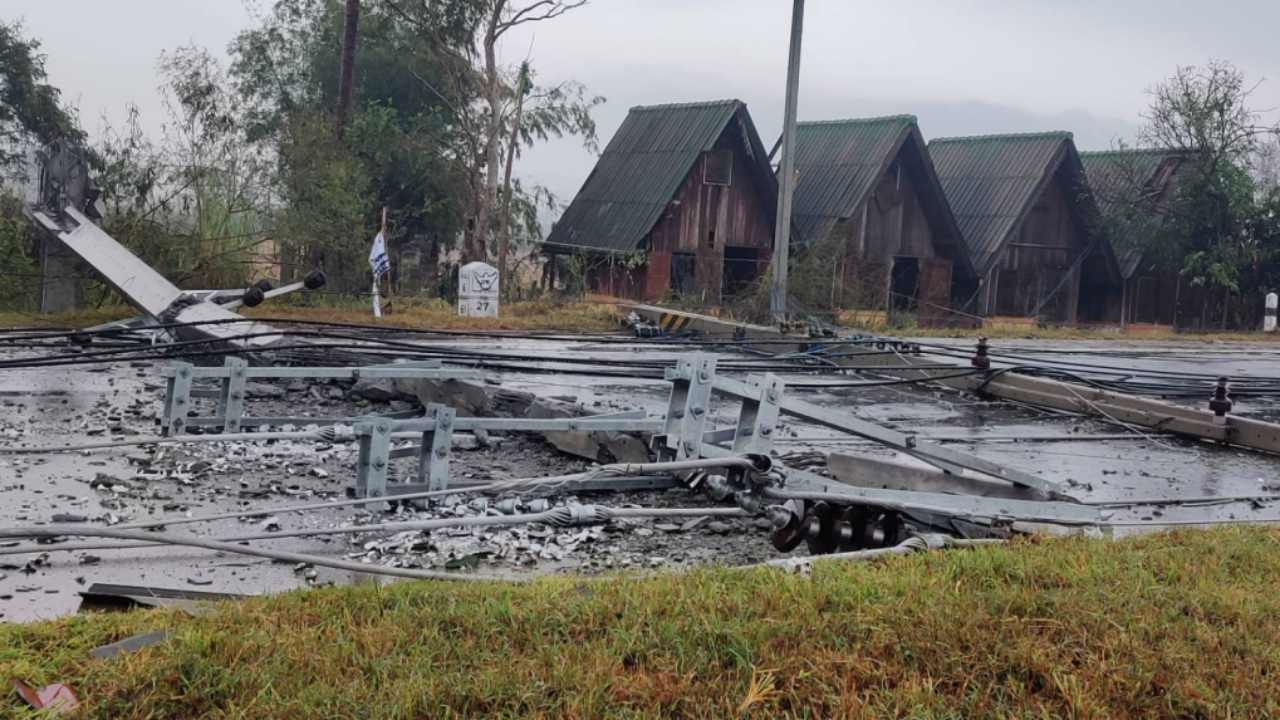 ลูกเห็บถล่มยับ แม่จัน เชียงแสน เสาไฟฟ้าหักโค่น ไฟดับถึงเช้า 