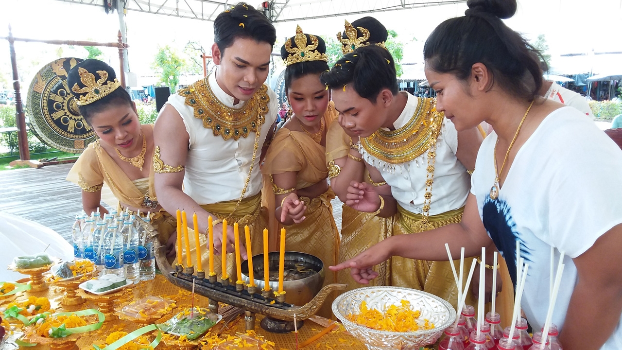 นางรำบวงสรวง แห่ส่องขันน้ำมนต์คำชะโนด ไม่กั๊กบอก "เลขเด็ด" ลุ้นโชค