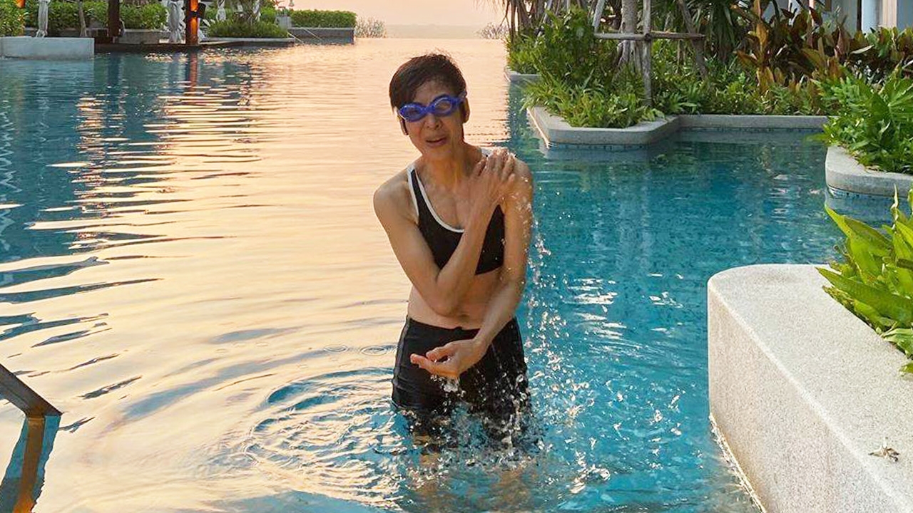 ว้าว! ปุ๊ อัญชลี ยอมใส่ชุดว่ายน้ำทูพีซลงสระครั้งแรกในวัย 64 ปี