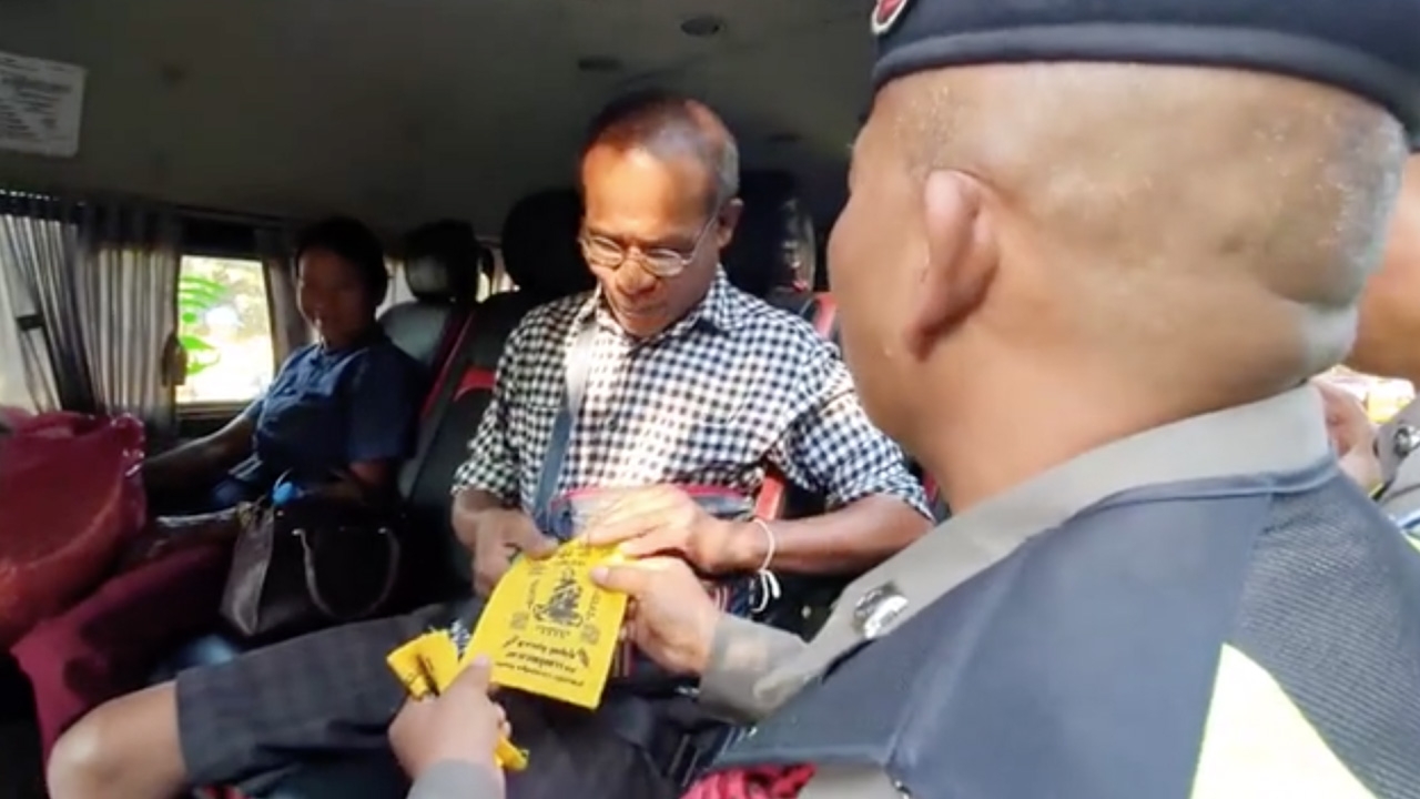 ตร.ทางหลวงอุบลฯ แจกผ้ายันต์หายากผู้ใช้รถ เกจิดังอธิษฐานจิตก่อนมรณภาพ 