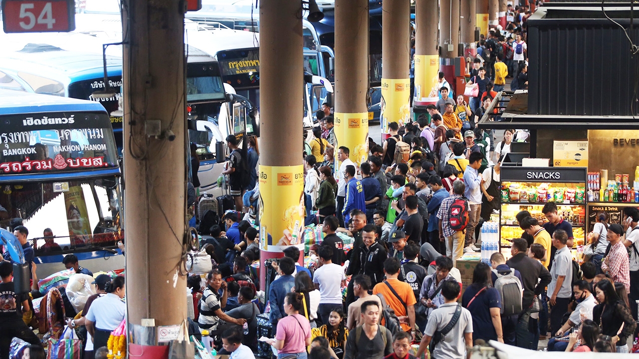 ประมวลภาพ ประชาชนทยอยเดินทางกลับบ้าน ฉลองเทศกาลปีใหม่คึกคัก