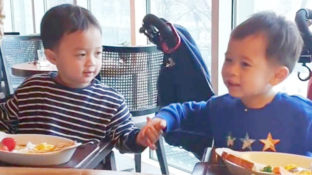 ชมความน่ารัก น้องสายฟ้า-น้องพายุ ลูก ชมพู่ จับมือกันระหว่างกินข้าว (คลิป)