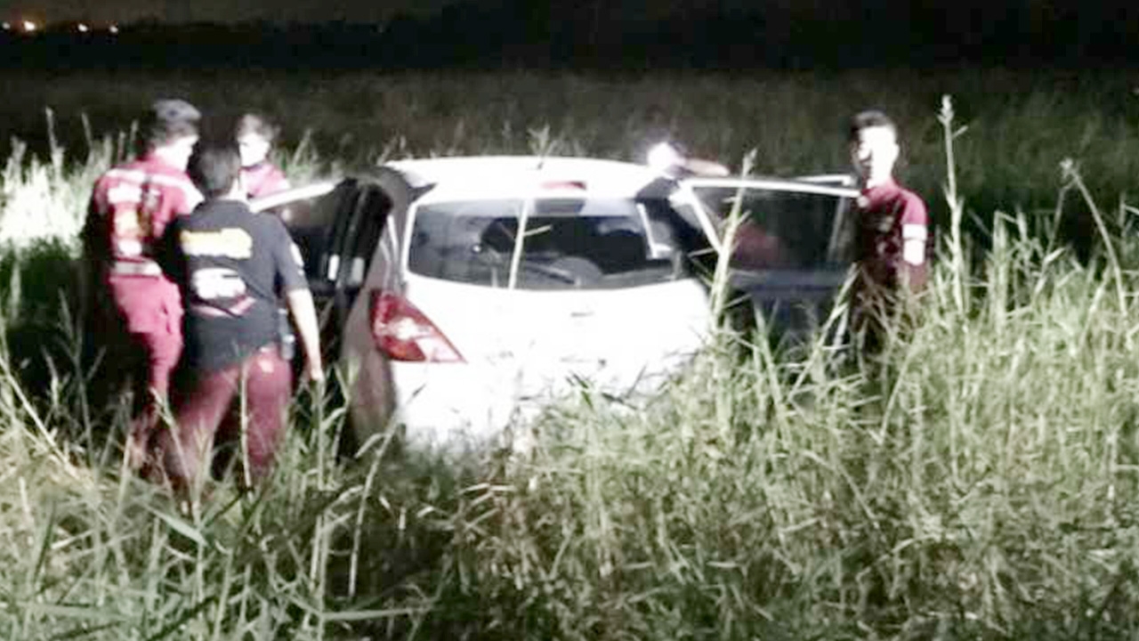 สลดปีใหม่ ผู้รับเหมาไปส่งลูกน้อง รถตกถนนดับพร้อมเมีย ลูก 2 คนรอด 