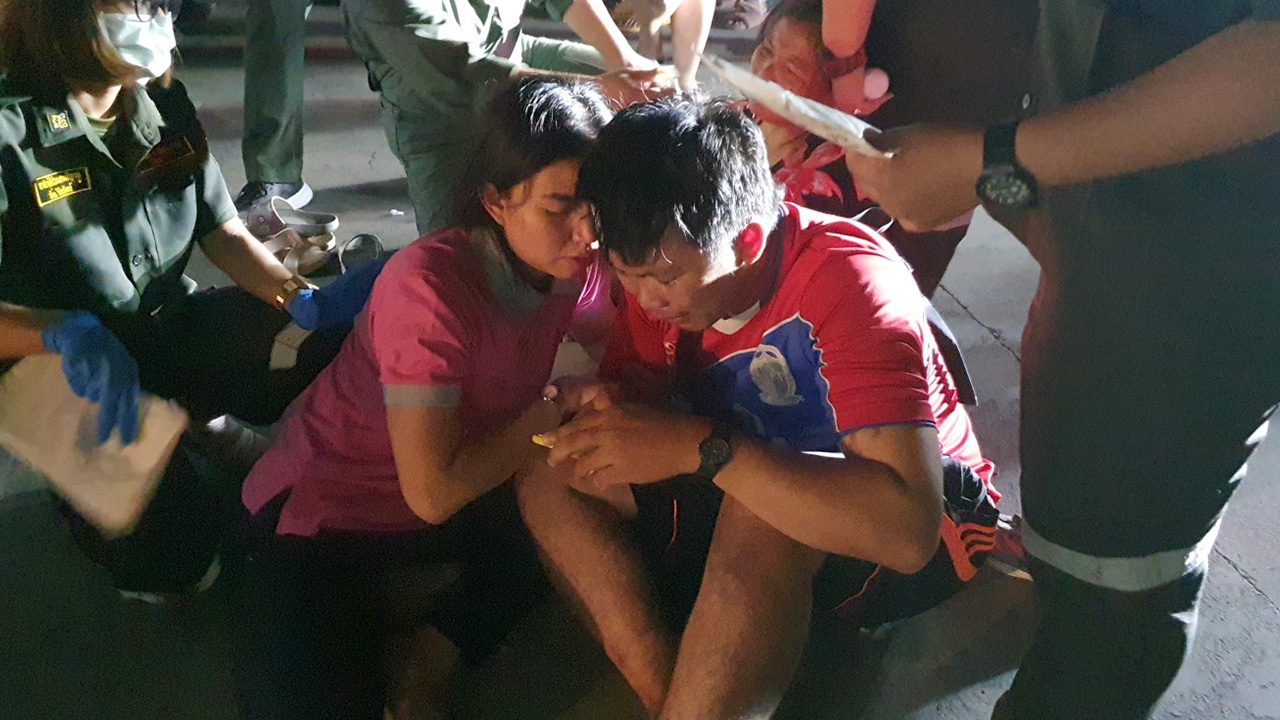 พ่อเศร้าจอดรถ ลูกจะวิ่งเข้าตลาด กระบะตามหลังทับหัวดับอนาถ