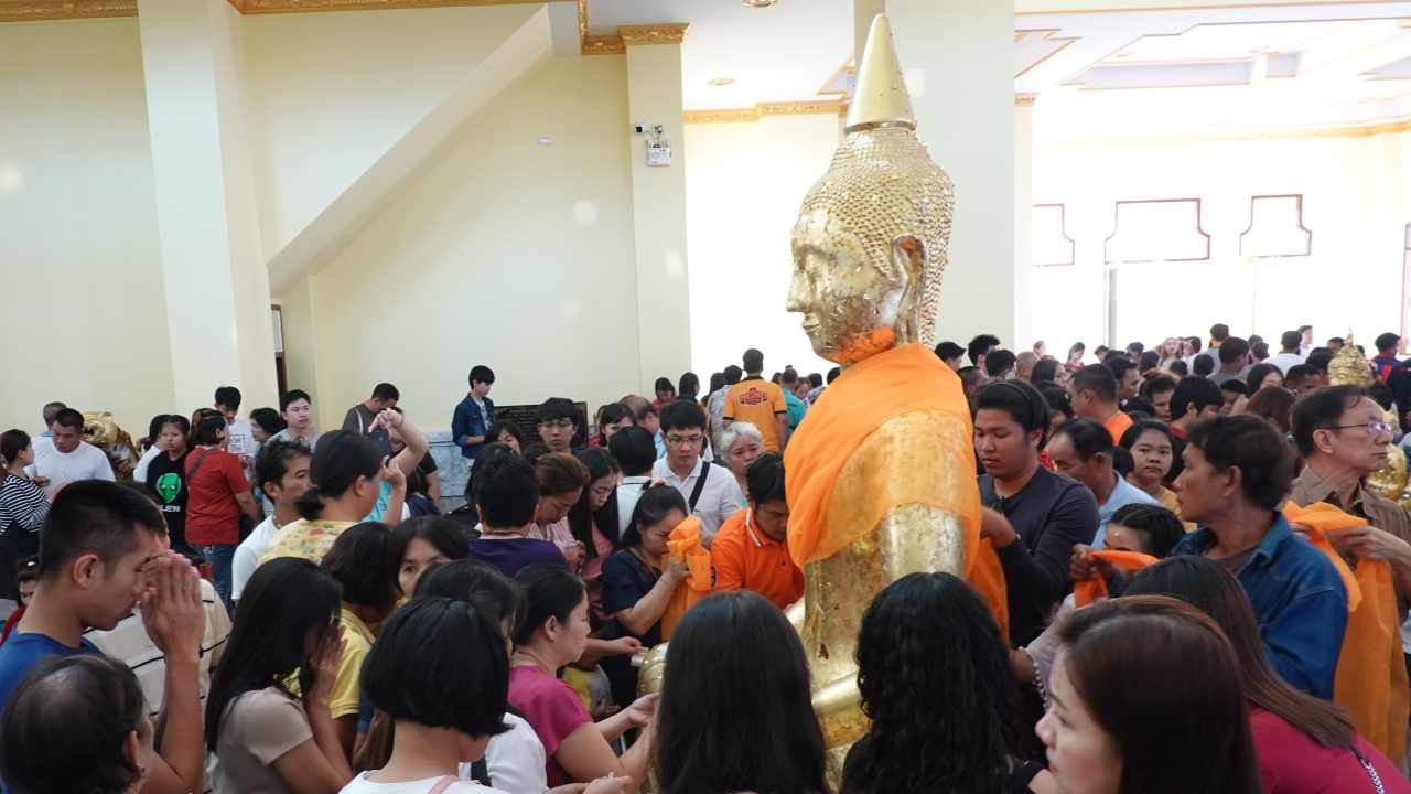 วัดโสธรฯคนแน่น รถติดแต่เช้า แห่กราบขอพรปีใหม่ รอสวดมนต์ข้ามปี 