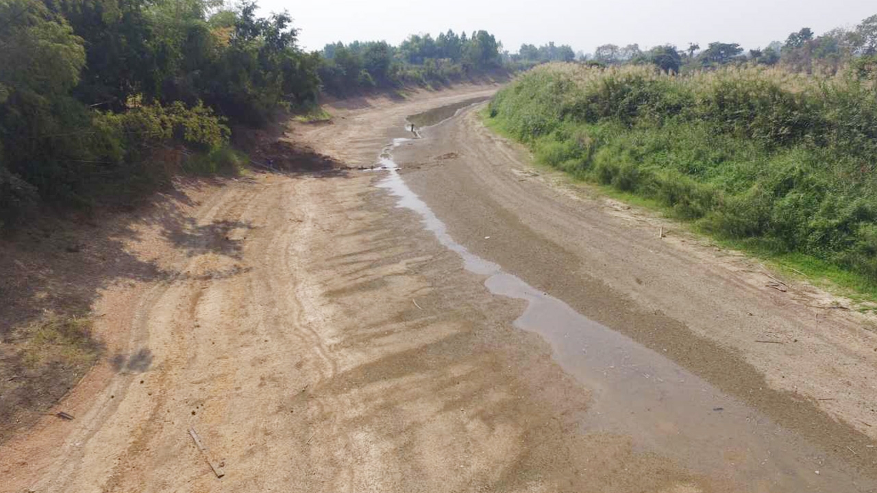 ภัยแล้งส่อรุนแรง ชาวนาบางระกำ เจาะบ่อบาดาลกลางแม่น้ำยม สูบเลี้ยงต้นข้าว