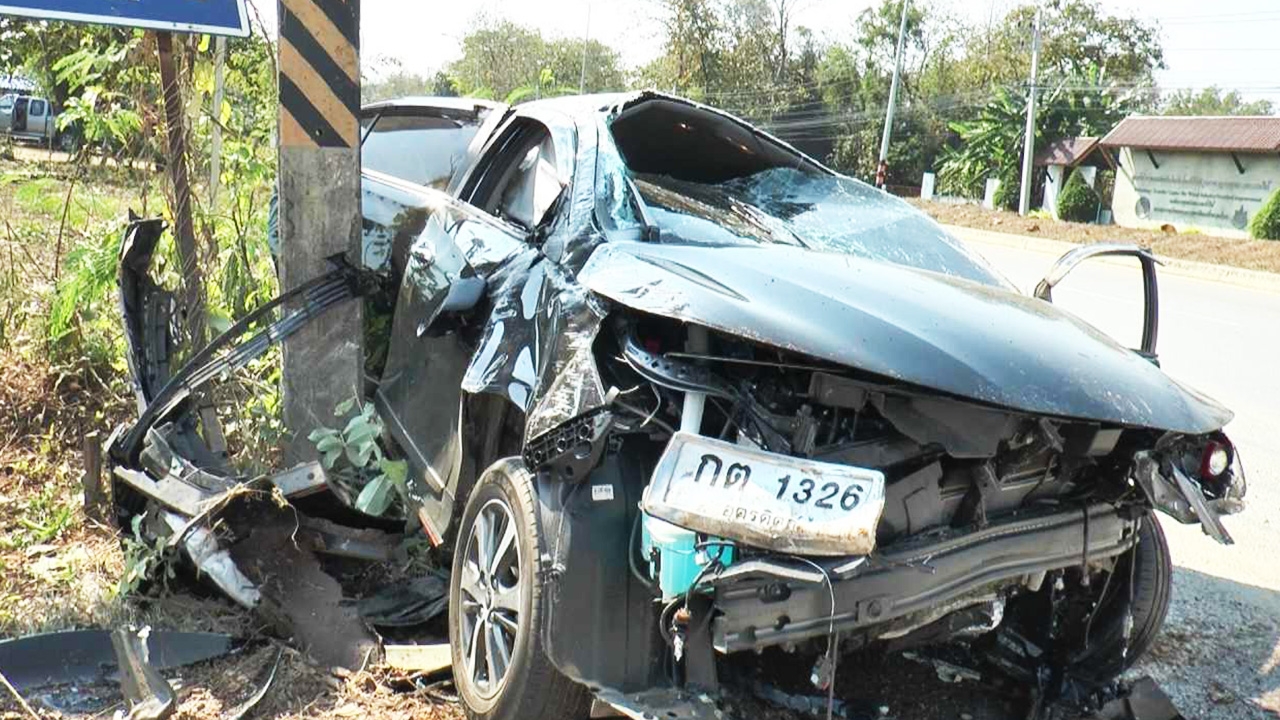 แพร่ เสียแชมป์ "ตายเป็น 0" สาวลับแลขับเก๋งชนต้นไม้ เพื่อนดับ 1