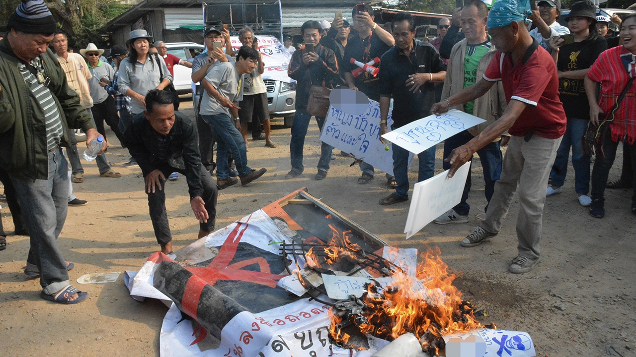 ชาวบ้าน 4 อำเภอ เผาหรีดป้ายชื่อ ไล่ "ศรีนวล" ส.ส.เชียงใหม่เขต 8 ลาออก