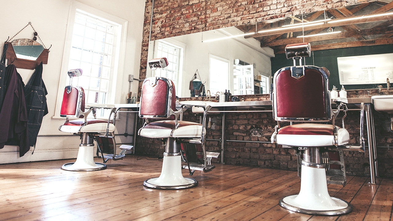 หวาดเสียว "ช่างตัดผม" พลาดลื่นล้ม มีดพับปักคาคอ พบป่วยซึมเศร้า