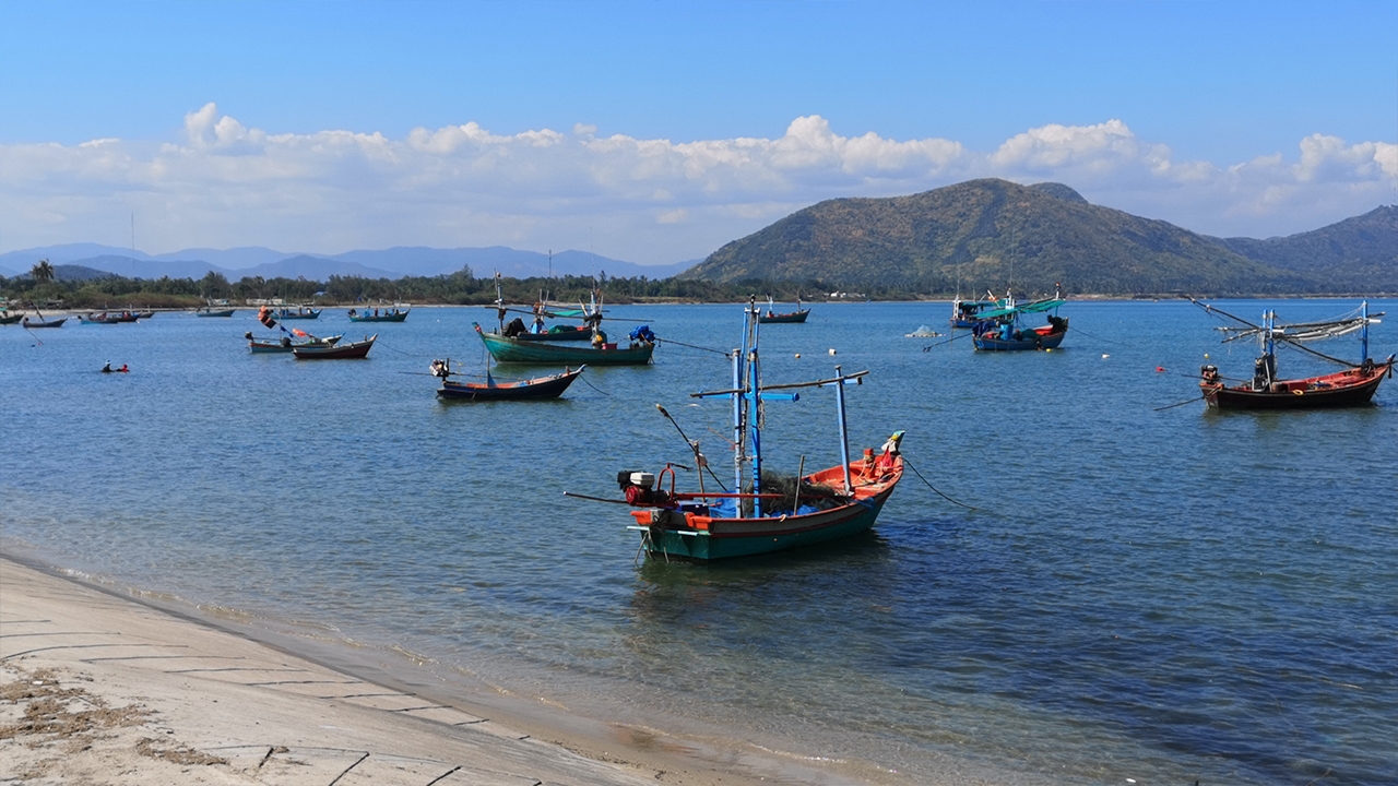 ประมงพื้นบ้านอ่าวคั่นกระได จอดเรือทำประมงไม่ได้ น้ำทะเลเสียขี้เลนติดตาอวน