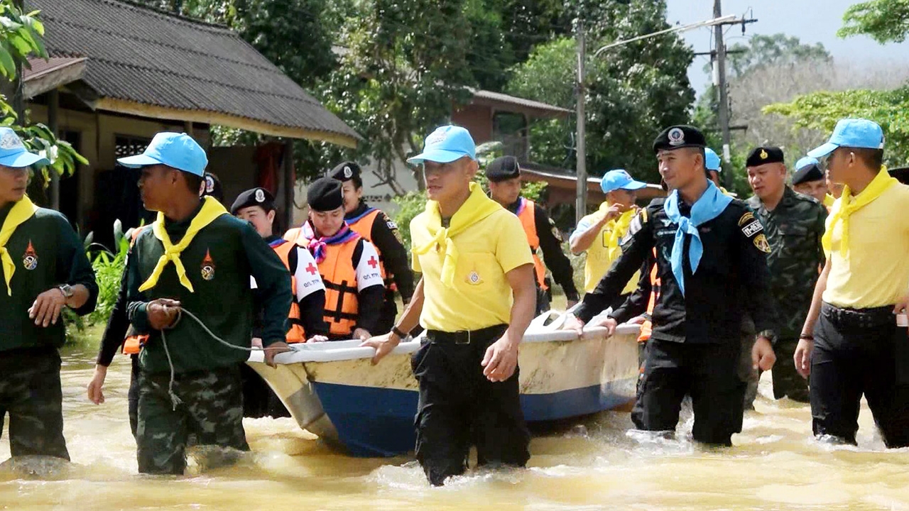นราธิวาสฝนหยุด น้ำเริ่มลด ทหารทำข้าวกล่อง ลุยน้ำแจกชาวบ้านที่เดือดร้อน