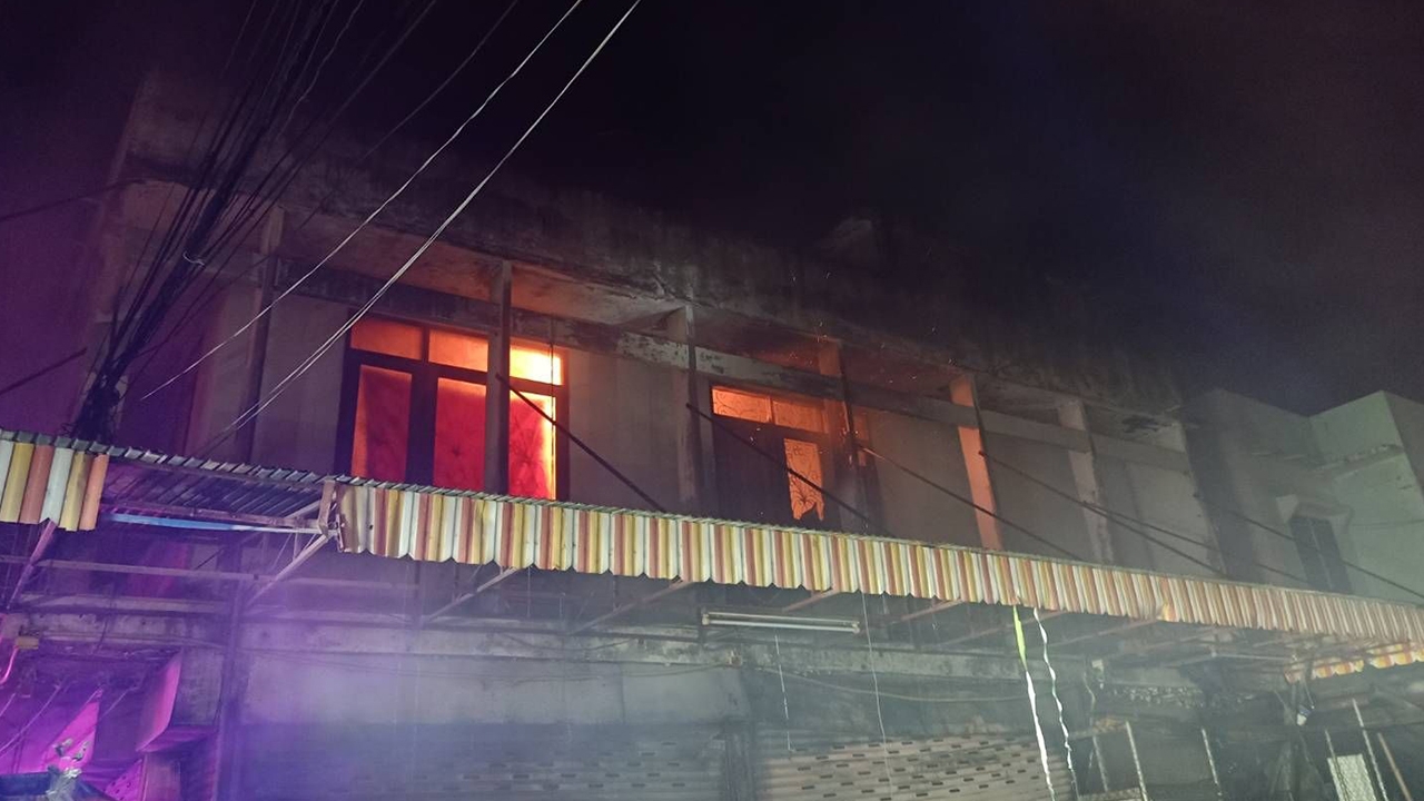 ไฟไหม้ร้านขายของชำตลาดบ้านสร้าง หญิงวัย 72 ถูกเพลิงคลอกดับอนาถ