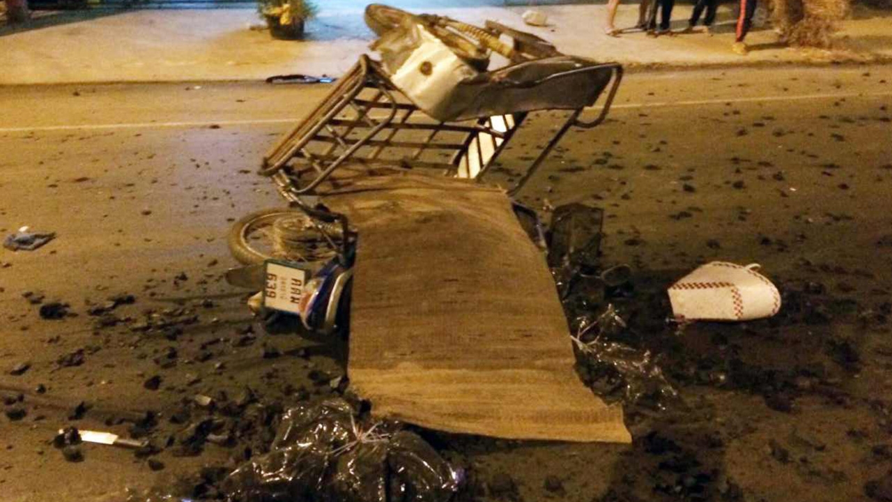 โจ๋ 19 ซิ่งเสยท้ายซาเล้งขนถ่าน ยายตาย ตาบาดเจ็บ คนชนก็ไม่รอด 