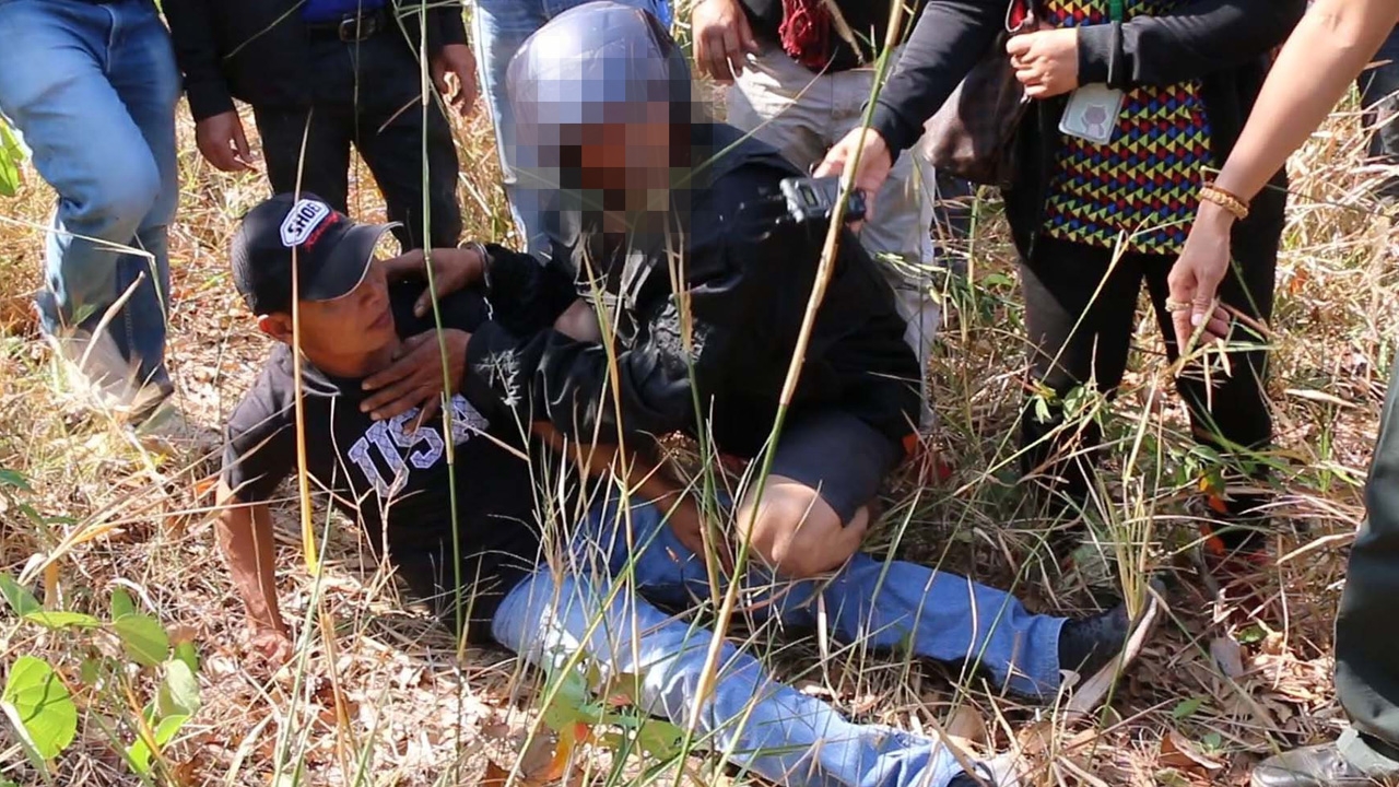 คุมตัวพ่อเลี้ยงทำแผน ปฏิเสธข่มขืนลูก อ้างยังไม่ได้แก้ผ้า น้ำตาซึมสงสารเมีย