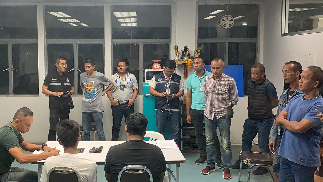  2 โจ๋ยิงอริดับหน้าศาลฯ มอบตัว ตร.สงขลา ปมเหตุแค่มองหน้า เคลียร์ไม่จบ