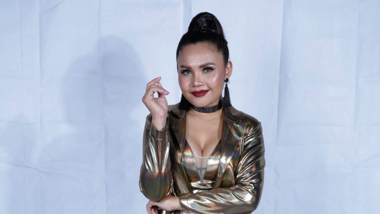 "ตั๊กแตน ชลดา" ส่งเพลงสนุกเต้นรัวๆ (คลิป)