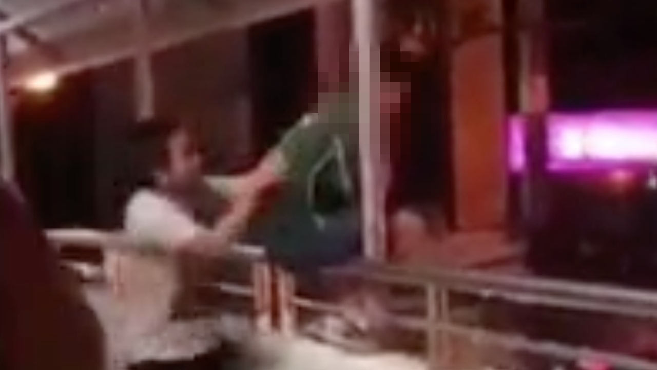 ชื่นชม กู้ภัยแม่โจ้ปลอมเป็นคนบ้าเข้าช่วย หนุ่ม นศ.คิดสั้นโดดสะพานลอย