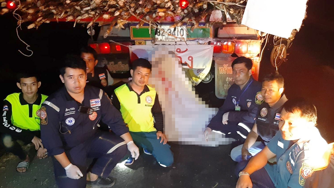 ลุงซิ่งจยย.ฝ่าความมืดชนท้ายรถบรรทุกอ้อย ที่จอดริมถนนดับคาที่