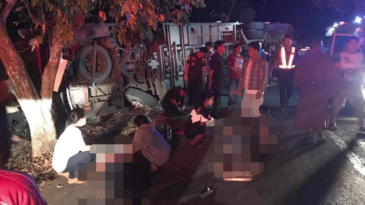 ด่วน! รถทัวร์นักท่องเที่ยวลงเขาพลิกคว่ำที่เลย ตาย 4 เจ็บกว่า 40