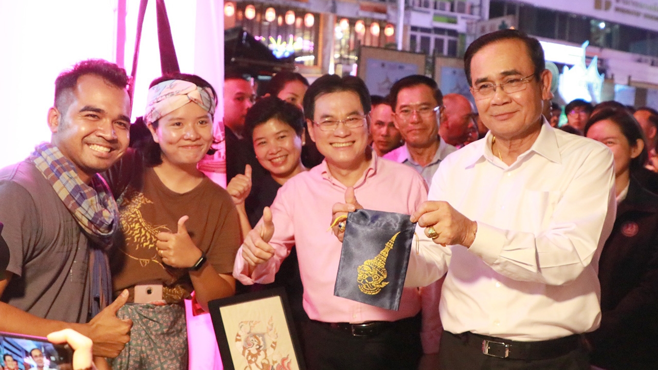 นายกฯ ลุงตู่ ควงทีมรัฐมนตรีพาเที่ยววอล์กกิ้งสตรีท ถนนคนเดินย่านสีลม 