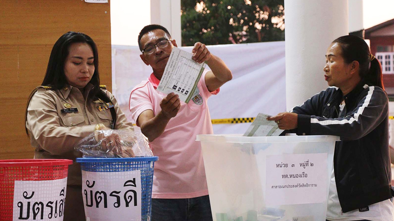 กกต.ขอนแก่น นับคะแนนเลือกตั้งซ่อมเขต 7 เพื่อไทยนำพลังประชารัฐไม่มาก
