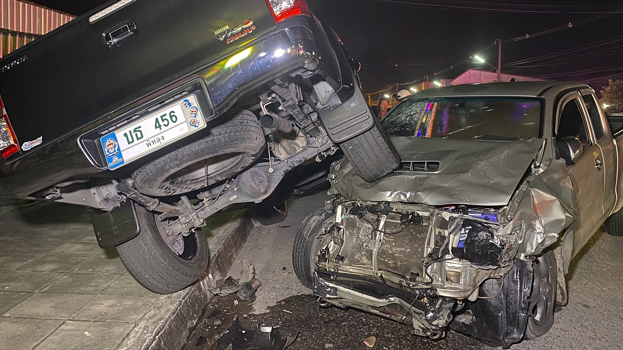 หนุ่มพาแม่กินฉลองวันเกิด ขากลับเลี้ยวรถถูกกระบะชน ดับ 3 สาหัส 1