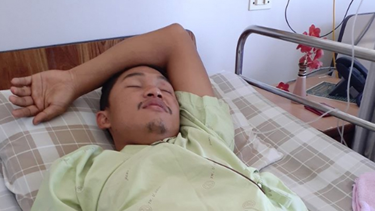 หนุ่มถูกรุมตีสาหัส สมองบวม ฟื้นมาจำไม่ได้แม้ชื่อตัวเอง แม่วัย 69 ต้องหาเลี้ยง