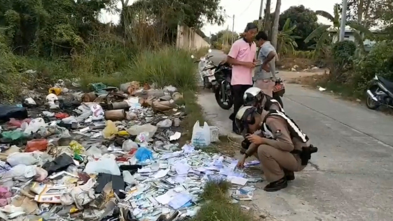 พบบัตรประชาชน-สำเนาใบสั่ง ถูกกองทิ้งข้างทาง ตำรวจแจง ตกหล่นระหว่างขนย้าย