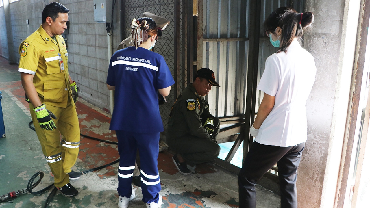 หนุ่มใหญ่เคราะห์ร้าย ลิฟต์ส่งของหนีบหัวตายคาที่ ในโรงงานย่านบางพลีน้อย