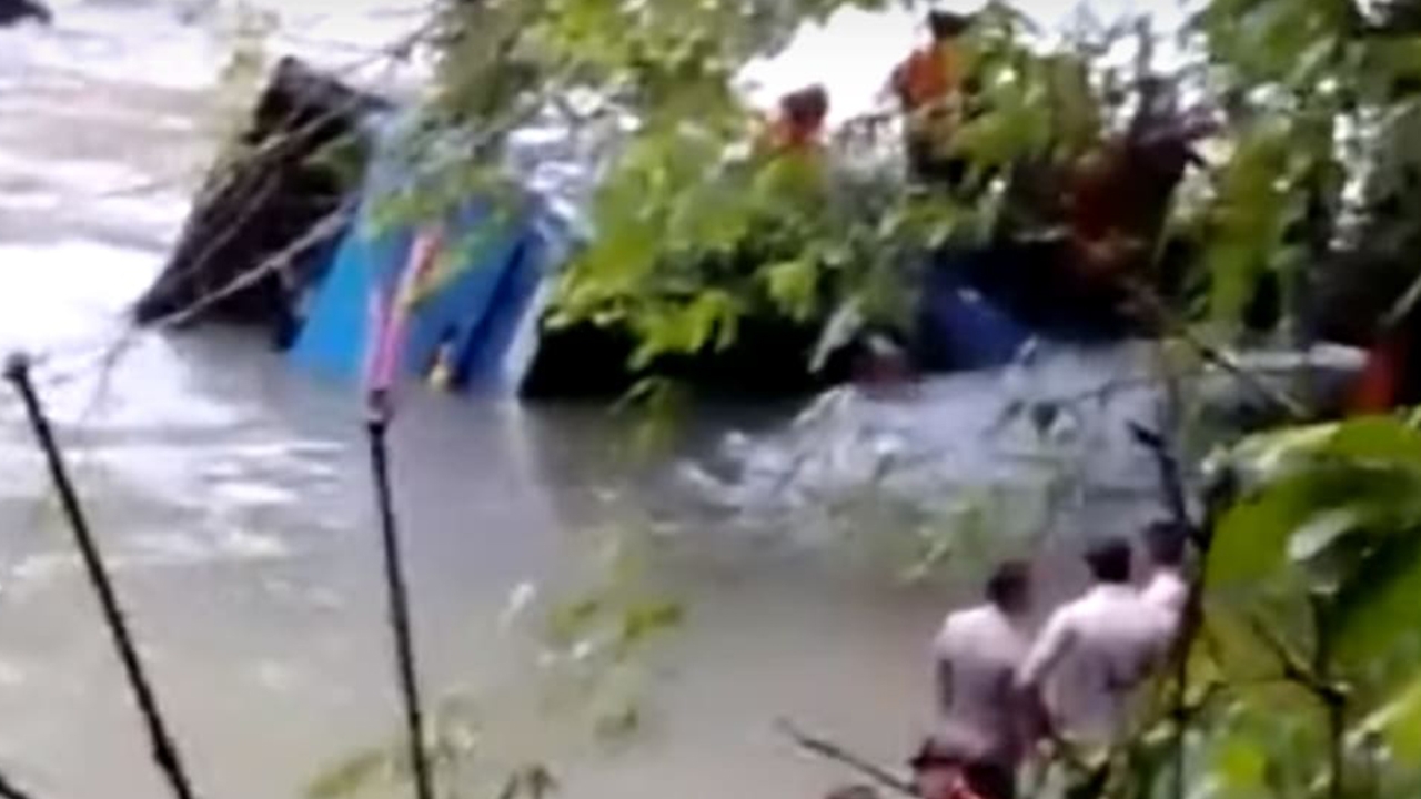 สลด บัสอินโดฯ ตกเหวลึก 150 ม. ลงแม่น้ำ ดับ 27 รายเจ็บอีกอื้อ