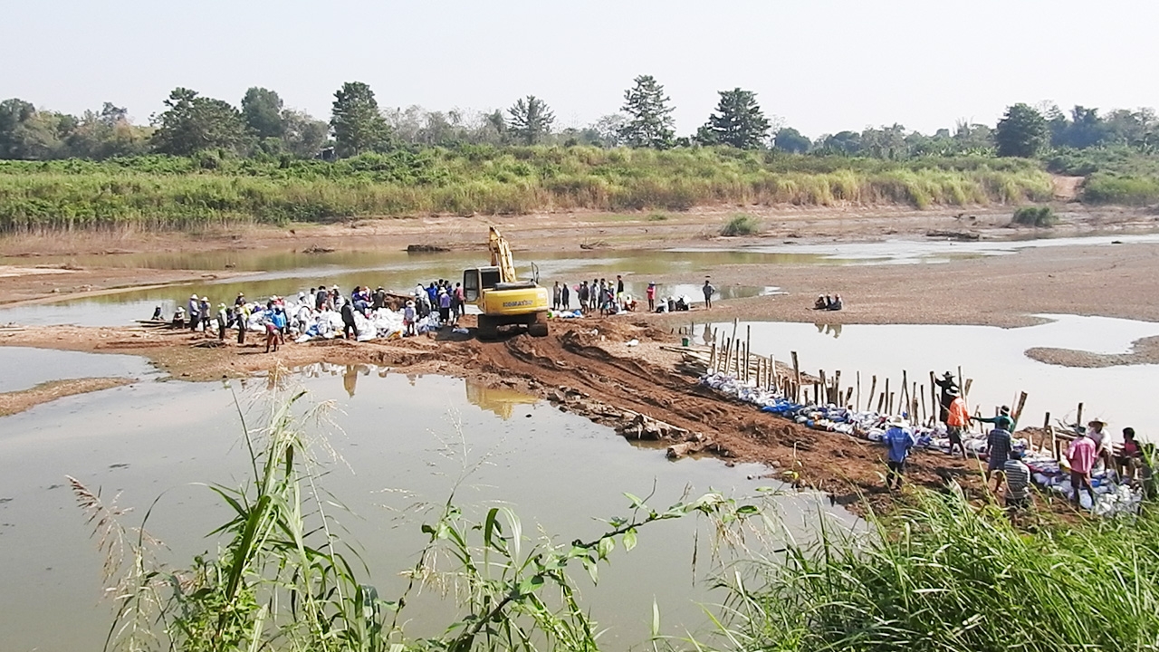 สุโขทัยผวาภัยแล้งมาเร็ว รีบสร้างทำนบกั้นน้ำยม หลังแห้งจนจะเดินข้ามได้