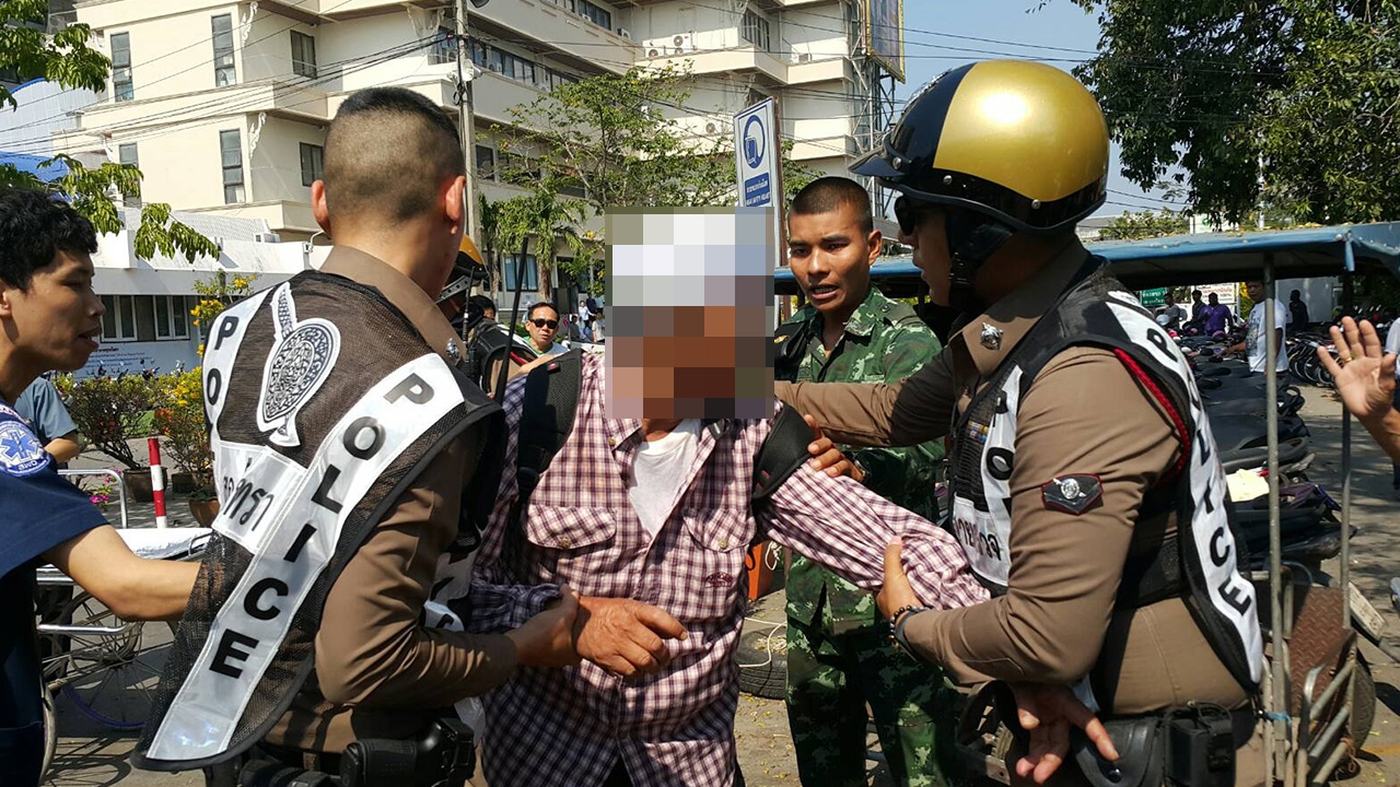 ลุงคลั่งงัดมีดขู่หมอรพ.พุทธโสธร ตร.ล็อกตัวได้ พบเคยเป็นผู้ป่วยจิตเวช