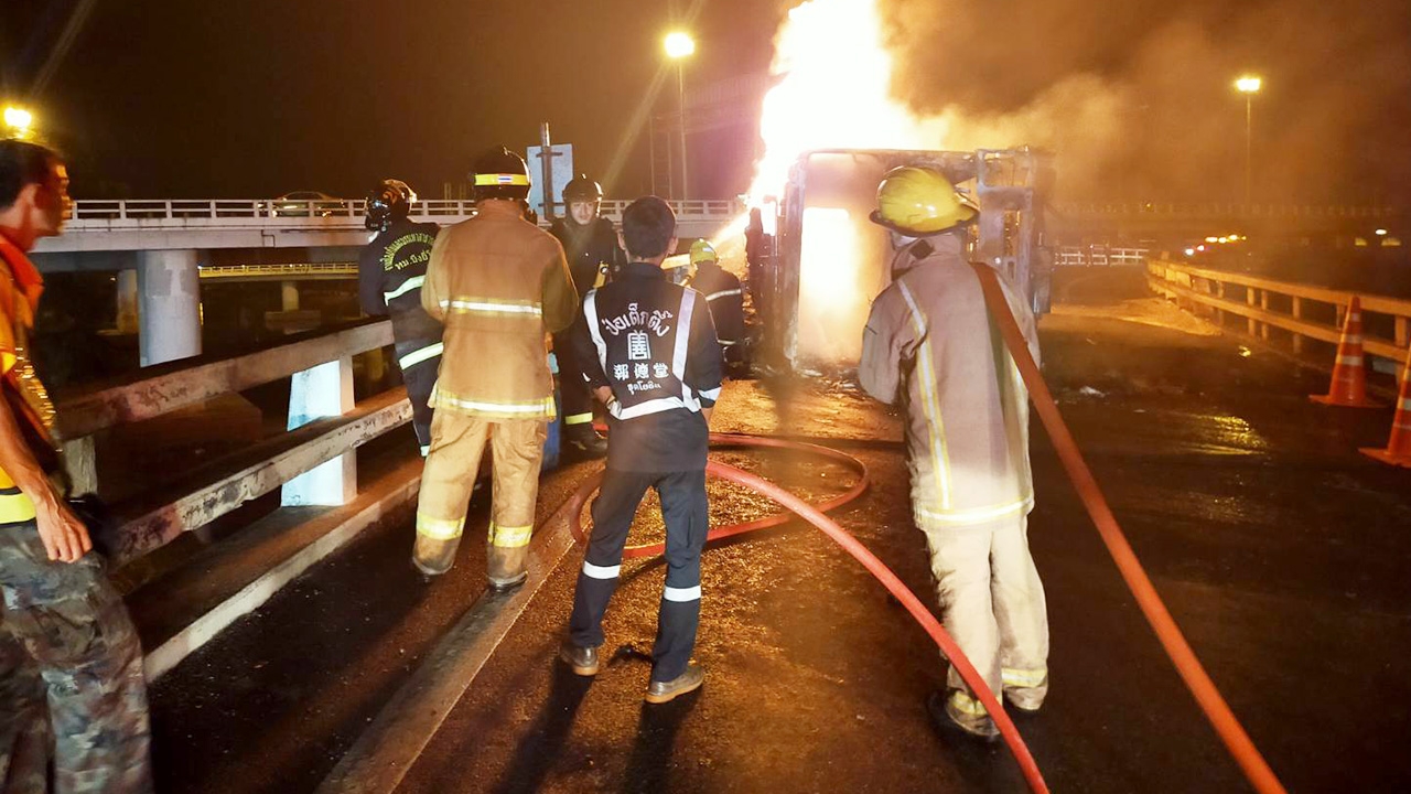 รถน้ำมันชนราวสะพานที่ปทุมธานี พลิกคว่ำไฟลุกวอดทั้งคันย่างสดโชเฟอร์ตาย 1