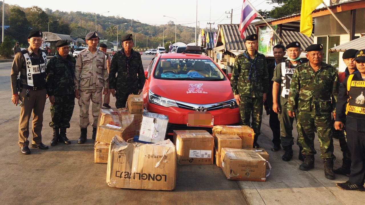 ตร.แม่สอดจับหนุ่มเขมร ลอบขนคอมพิวเตอร์นับร้อยเครื่อง ยึดไปตรวจสอบที่มา