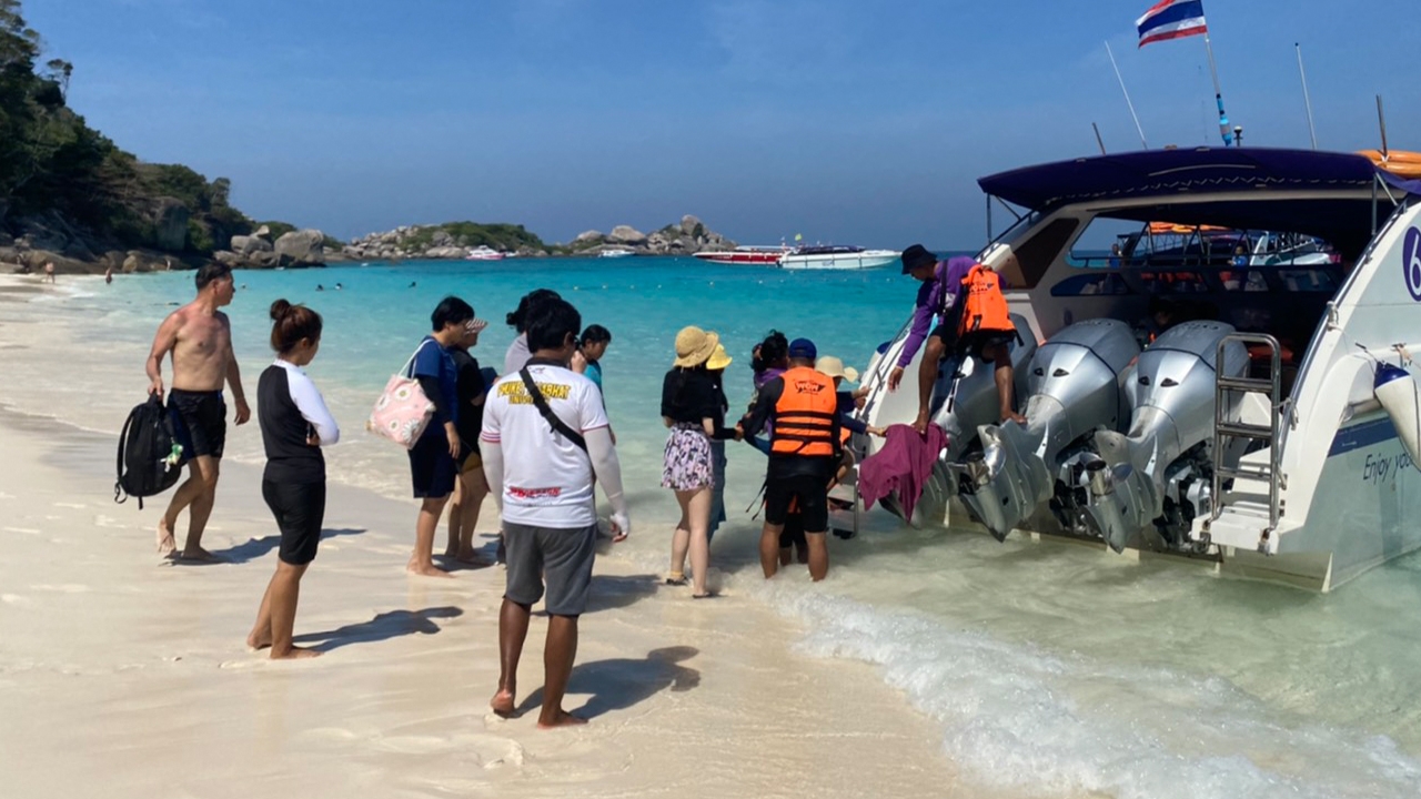 ชาวไทยและต่างชาติ แห่เที่ยวหมู่เกาะสิมิลันส่งท้ายหยุดปีใหม่ 63 กันคึกคัก