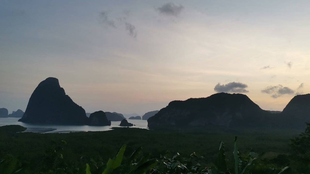 สวัสดีปีใหม่ 2563 นักท่องเที่ยวแห่ชมแสงแรกบนจุดชมวิวเสม็ดนางชี